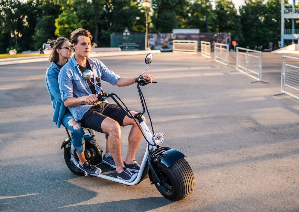 Scooter elétrica é proibido circular na rodovia? 2 scooter andando