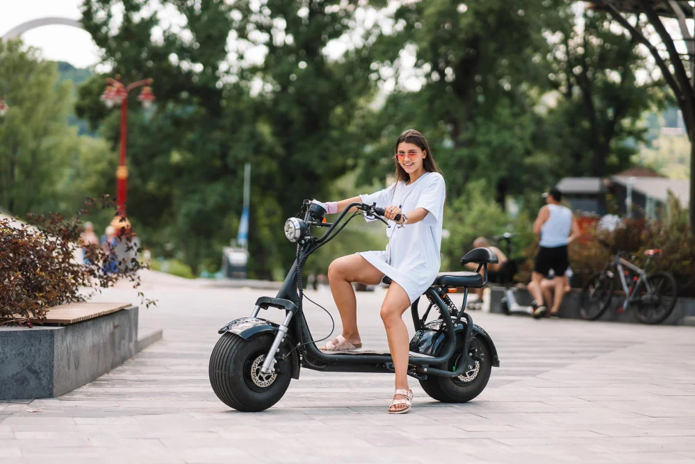 Scooter elétrica é proibido circular na rodovia? 4 young beautiful woman electric scooter